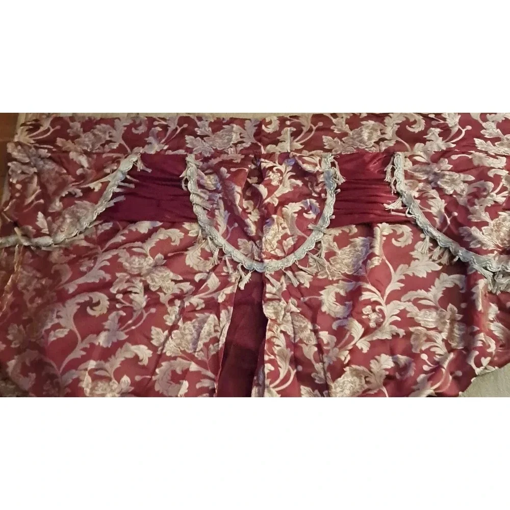 Jacquard Burgundy & Gold 84